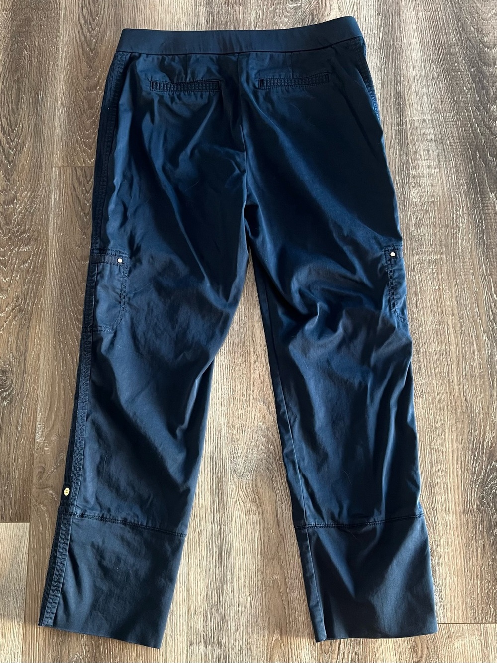 Chico’s Zenergy Size 0 (US 4) Navy Utility Cargo Crop Pants Roll Tab Hem - Picture 4 of 8